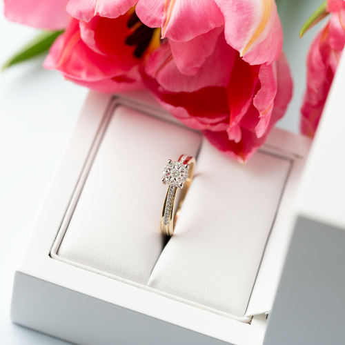 Detal i widok boczny złotego pierścionka próby 585 z diamentami 0.17 ct rozmiar 13 Amazyt