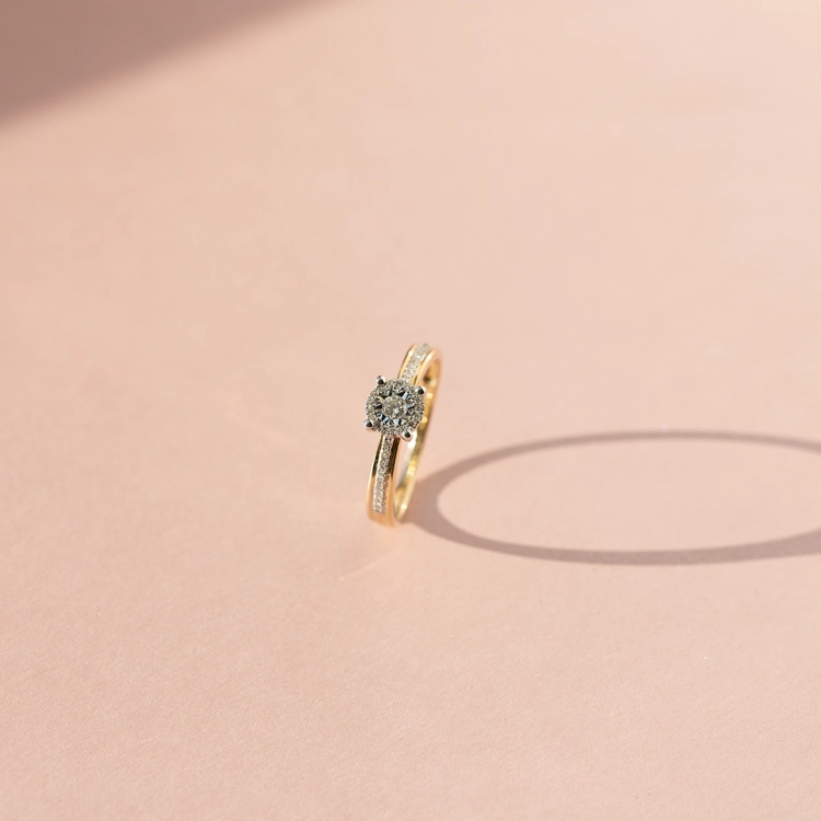 Detal i widok boczny złotego pierścionka próby 585 z diamentami 0.17 ct rozmiar 13 Amazyt