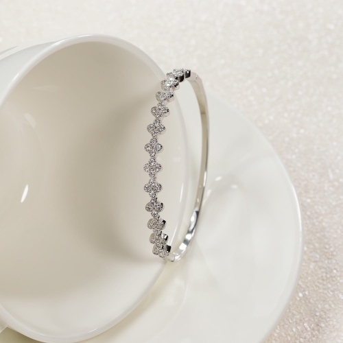 Detal zapięcia i profilu sztywnej bransoletki bangle z cyrkoniami Amazyt