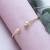 Widok zapięcia i profilu: Złota bransoletka sztywna z diamentowanymi kulkami złoto 585 6.0x5.0 cm Amazyt