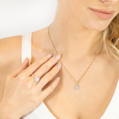 Detal brylantowej tafli w złotej zawieszce 14K o masie 0.29 ct Amazyt